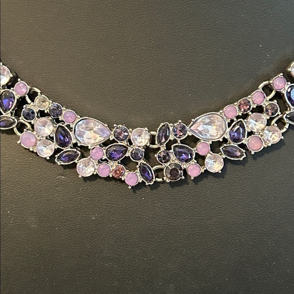 Stunning WHBM White House Black Market Purple Rhinestone statement necklace #J39 - Picture 2 of 9